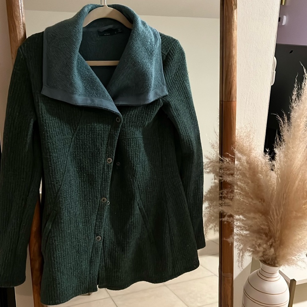 Prana 62% recycled wool.  Warm Light weight. Fall 🌿. Cozy large collar,pockets